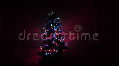 房间里有一棵漂亮的圣诞树，装饰着一个发光的花环和一颗星星。 儿童和成人假期。 新